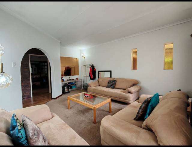 4 BEDROOM HOUSE FOR SALE IN THREE RIVERS EAST